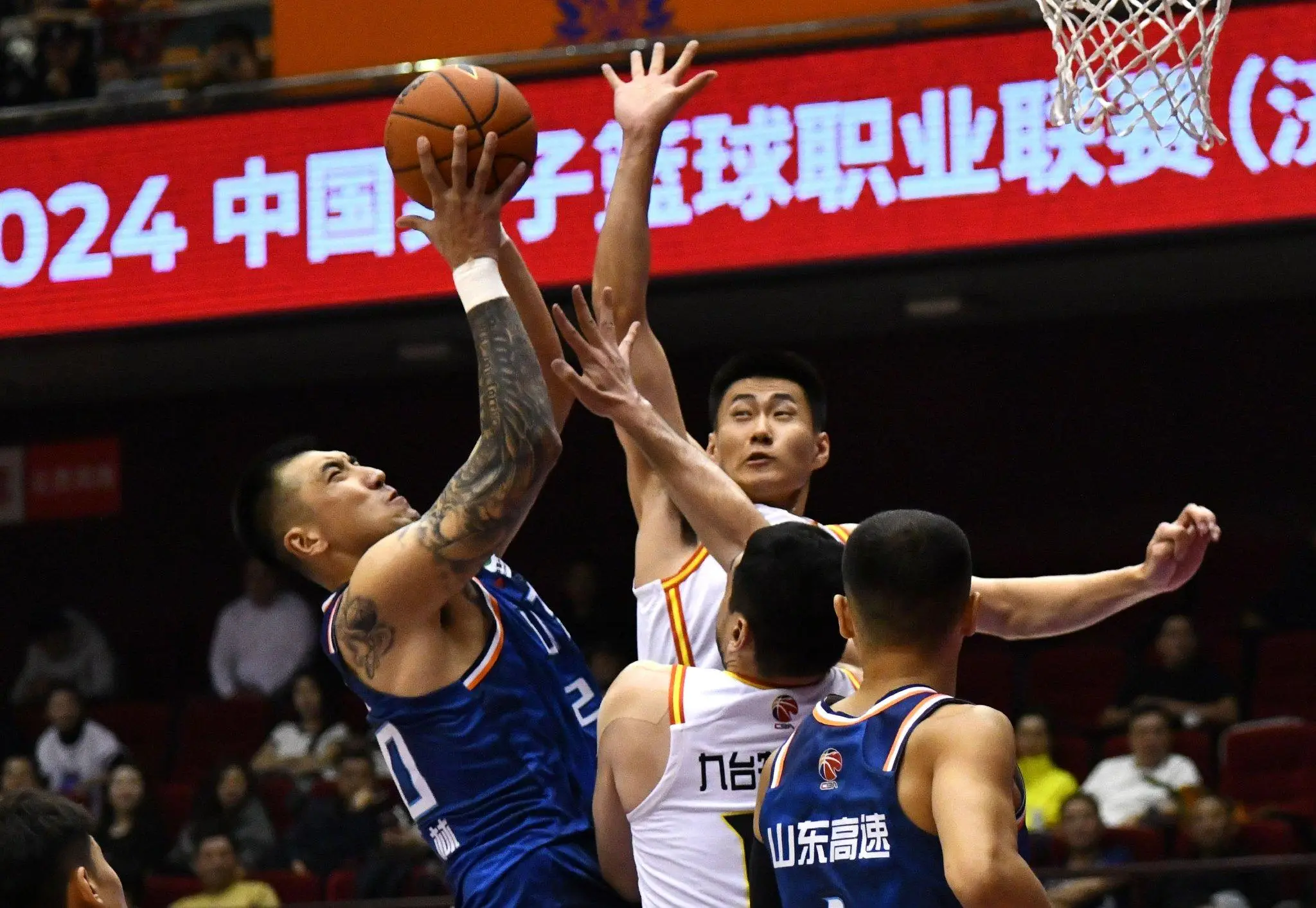 NBA魅力无穷！直击现场感受顶尖篮球盛宴，热血澎湃
