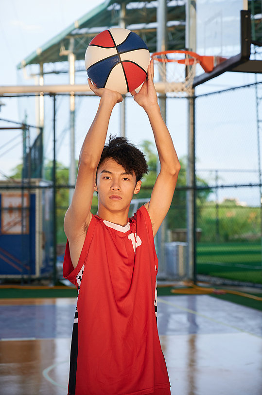 篮球爱好者分享 NBA 直播体验与感悟：体育竞技的魅力所在
