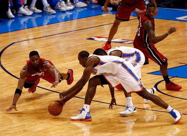 免费观看 NBA 官方直播，与全球球迷共享篮球激情瞬间